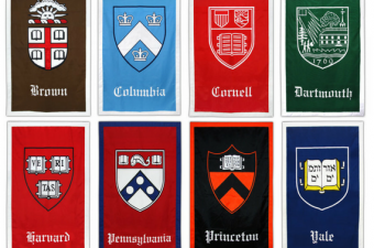 bandeiras das universidades que compõem a Ivy League