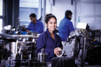 mulher engenheira operando máquinas