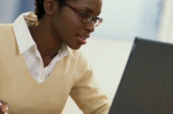 mulher negra usando o computador