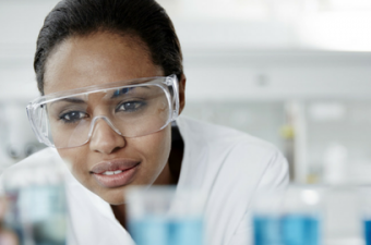 mulher cientista no laboratório