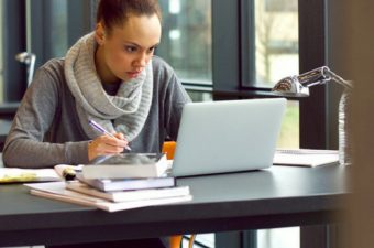 jovem estudando em frente ao computador
