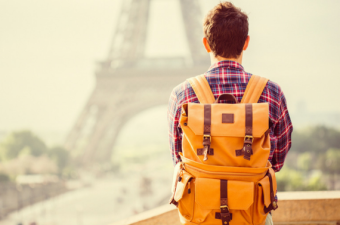 estudante de intercâmbio olhando a Torre Eiffel
