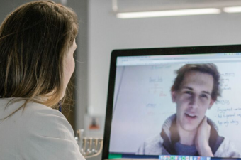 Entrevista em vídeo, por skype