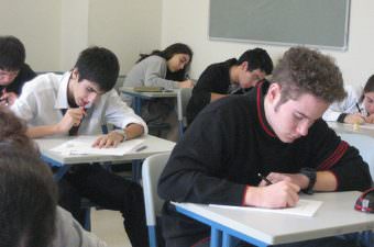 estudantes fazendo teste de proficiência em inglês