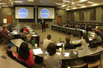 Aula de Business English com professor Tom Norton, na Universidade de Ohio