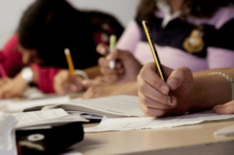 estudante escrevendo bom essay