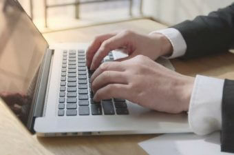 pessoa usando computador para curso online