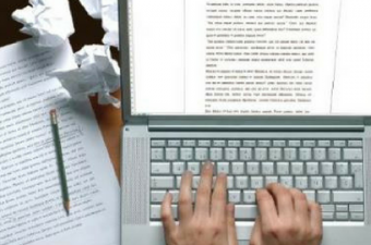 mãos digitando uma redação em um computador