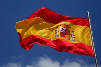 Bandeira da Espanha contra um céu azul