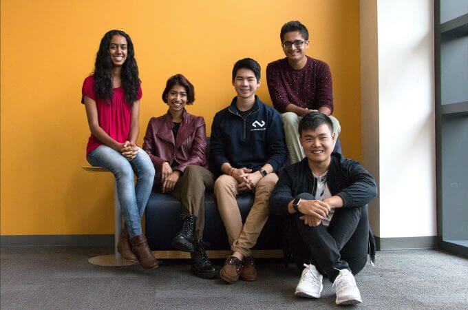 Lawrence Lin Murata junto a estudantes do CS + Social Good