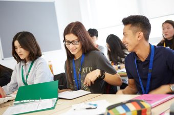 Algumas universidades dos EUA e Reino Unido oferecem programas do tipo "Foundation", de preparação