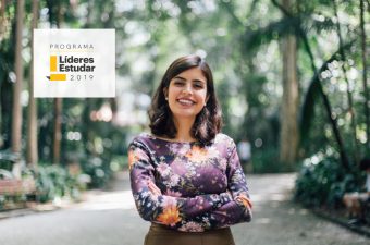 Logo do Programa Líderes Estudar 2019 e moça com braços cruzados na frente do corpo