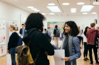 Duas mulheres conversando durante o dia de abertura da Hertie School of Governance