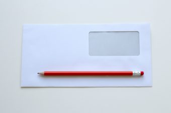 Um envelope vazio com um lápis em cima