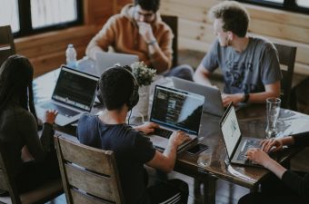 Summer Internship no Brasil - quatro pessoas trabalhando em uma mesa