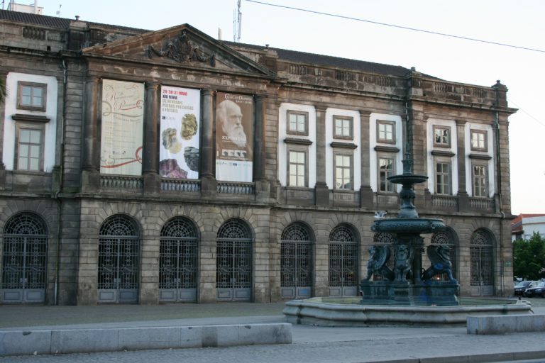 Universidade do Porto tem bolsas para curso de verão para alunos do ensino médio Universidade do Porto tem bolsas para curso de verão para alunos do ensino médio