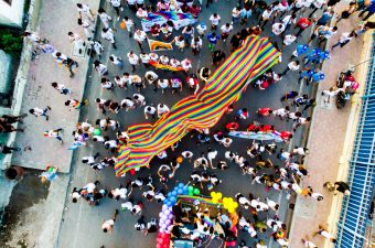 vParada do orgulho LGBTQIA+ vista de cima
