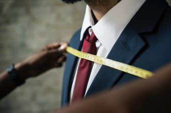 Alfaiate medindo um terno - perfil para MBA no exterior