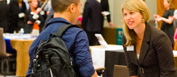 jovens conversando em feira de MBA