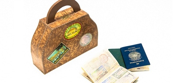 bolsa e passaporte para viagem