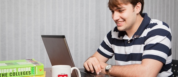 jovem estudando em frente a computador