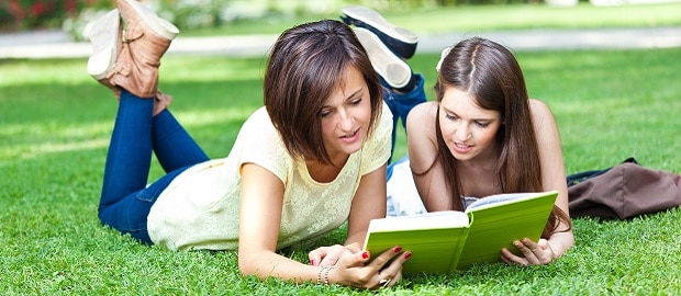 duas jovens lendo livro