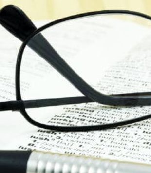 dicionário e óculos