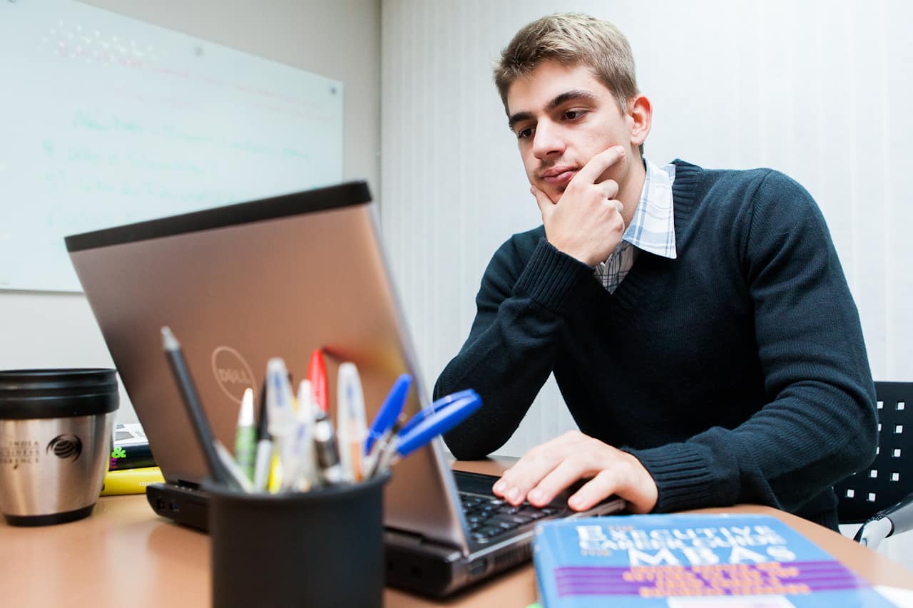 jovem estudando MBA em frente a computador