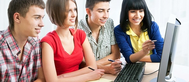 jovens estudando em frente a computador