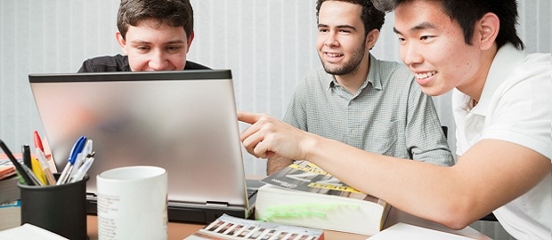 estudantes resolvendo um trabalho