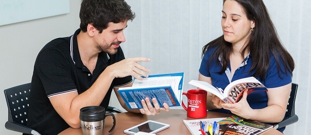 jovens estudando com livros