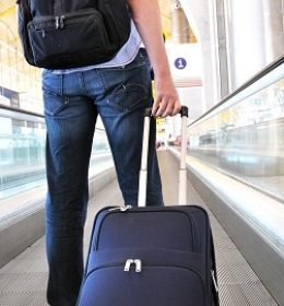 homem em aeroporto levando malas