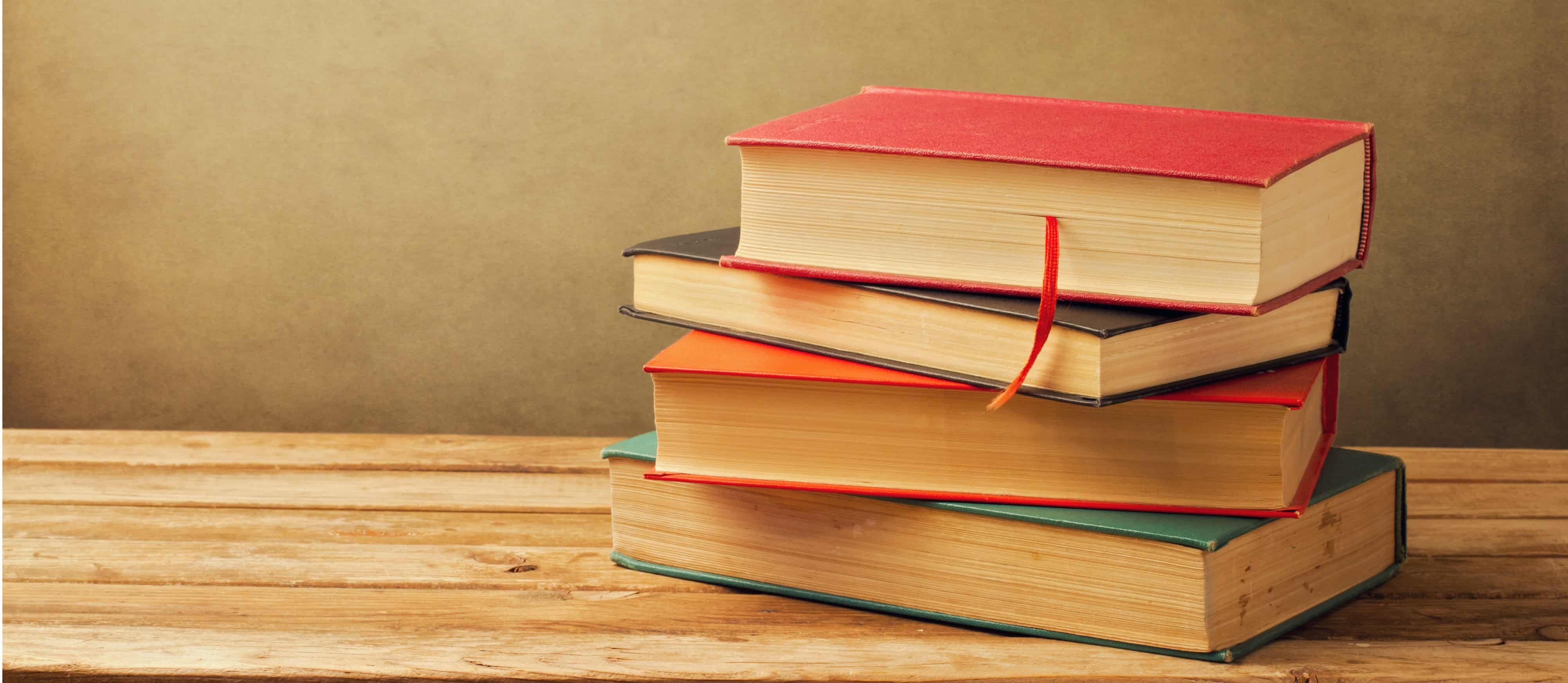 livros empilhados