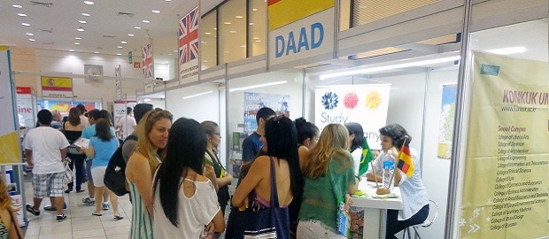público no salão do universitário