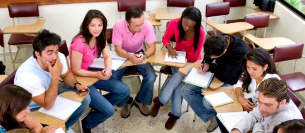 jovens fazendo trabalho em grupo