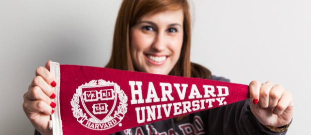 Mulher segurando bandeira harvard