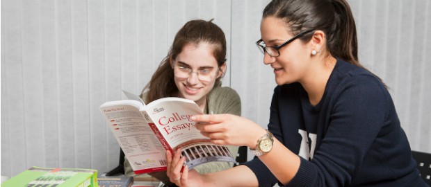 Alunas lendo livro sobre essays