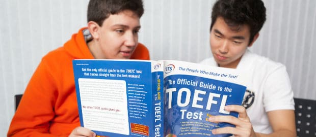 alunos lendo livro toefl