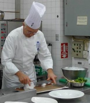 chef ensinando alunas em cozinha