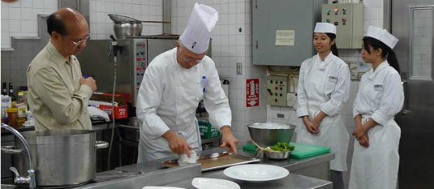 chef ensinando alunas em cozinha