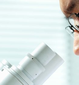 cientistas olhando para microscópio