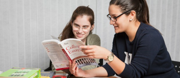 alunas lendo livro sobre essays