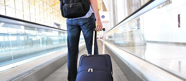 homem levando malas de viagem em aeroporto