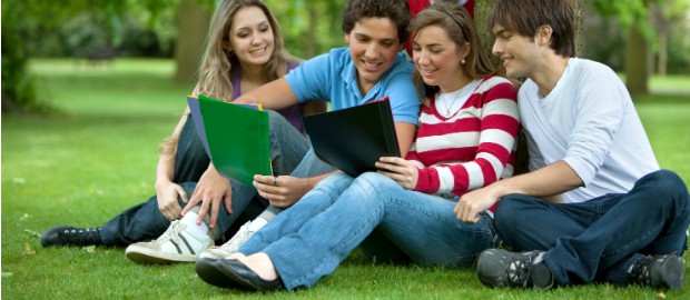 alunos lendo textos ao ar livre