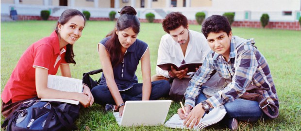 alunos reunidos em campus