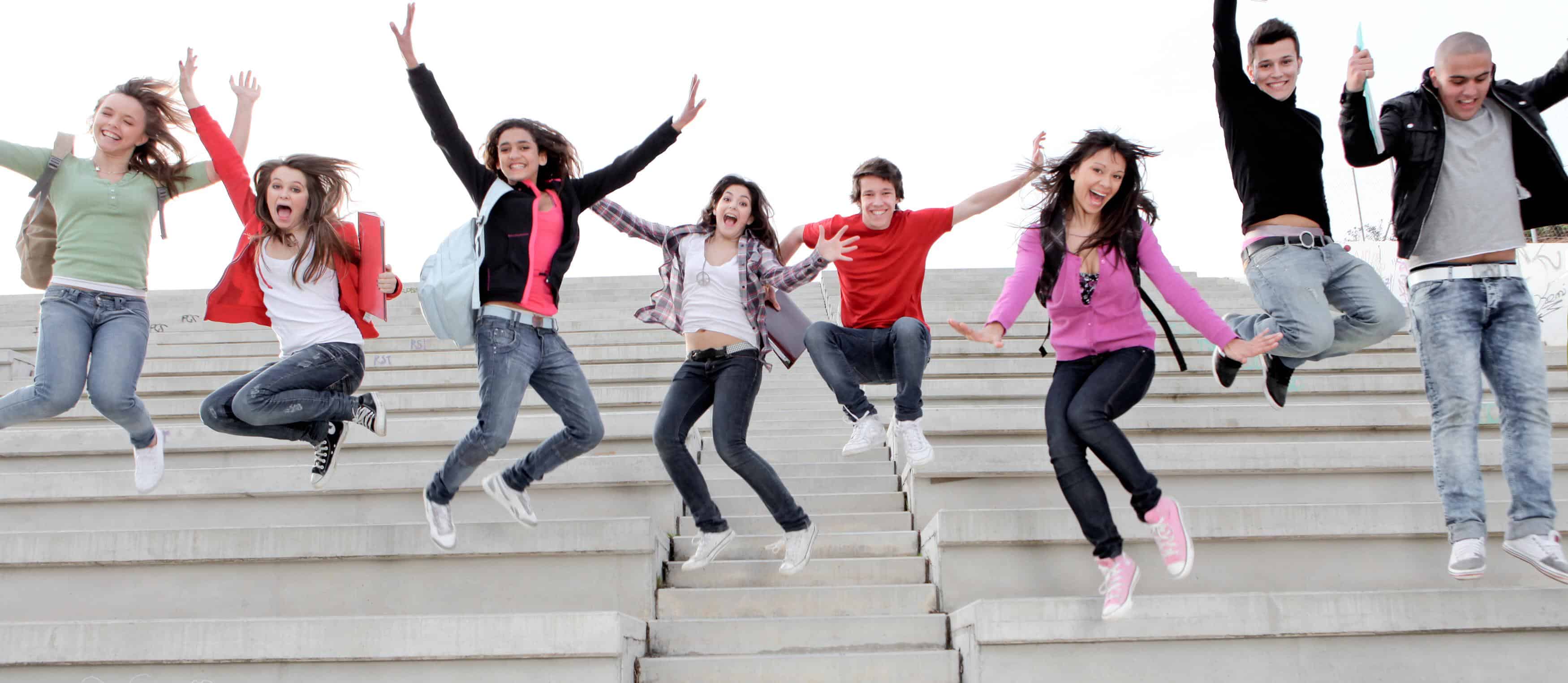 alunos comemorando em frente a escadaria