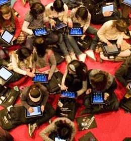 alunos usando tablets