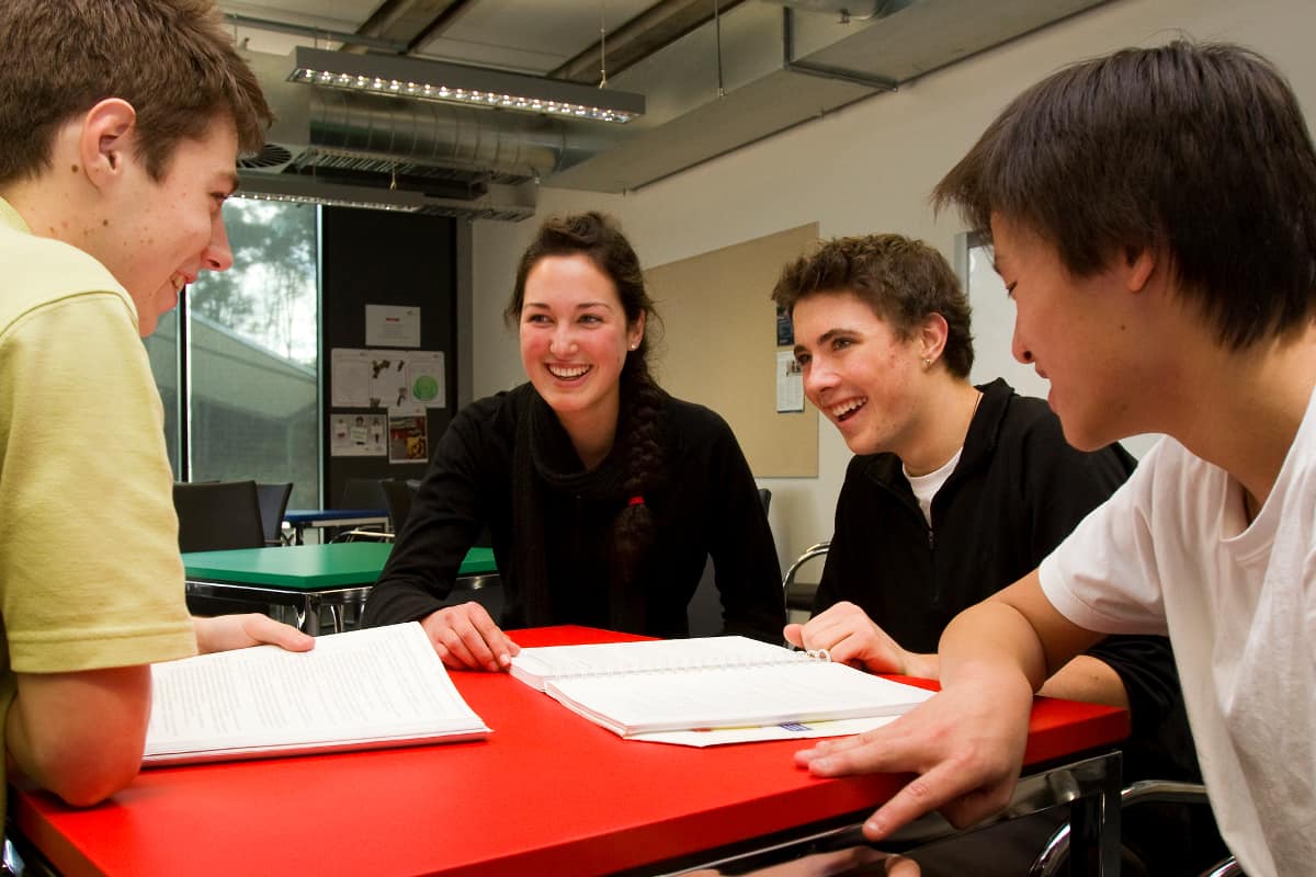 estudantes de intercâmbio sorrindo