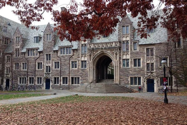 Faça de casa mais de 450 cursos gratuitos de universidades da Ivy League -  Guia do Estudante