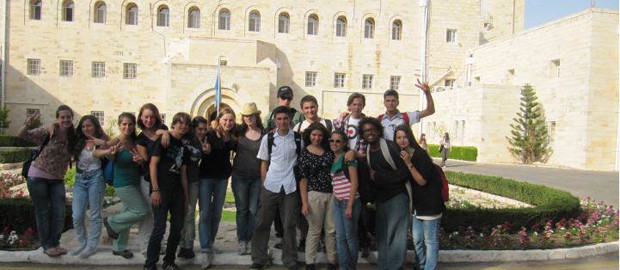Após ser negado por colégio, jovem cursa ensino médio em Israel